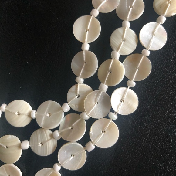 Round shell necklace - Picture 3 of 4